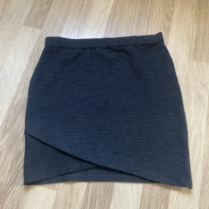 Kjol - Svart kjol från vero Moda i storlek s
