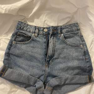 Blåa fina shorts från hm💕 Dem e mid waist och invikta💓