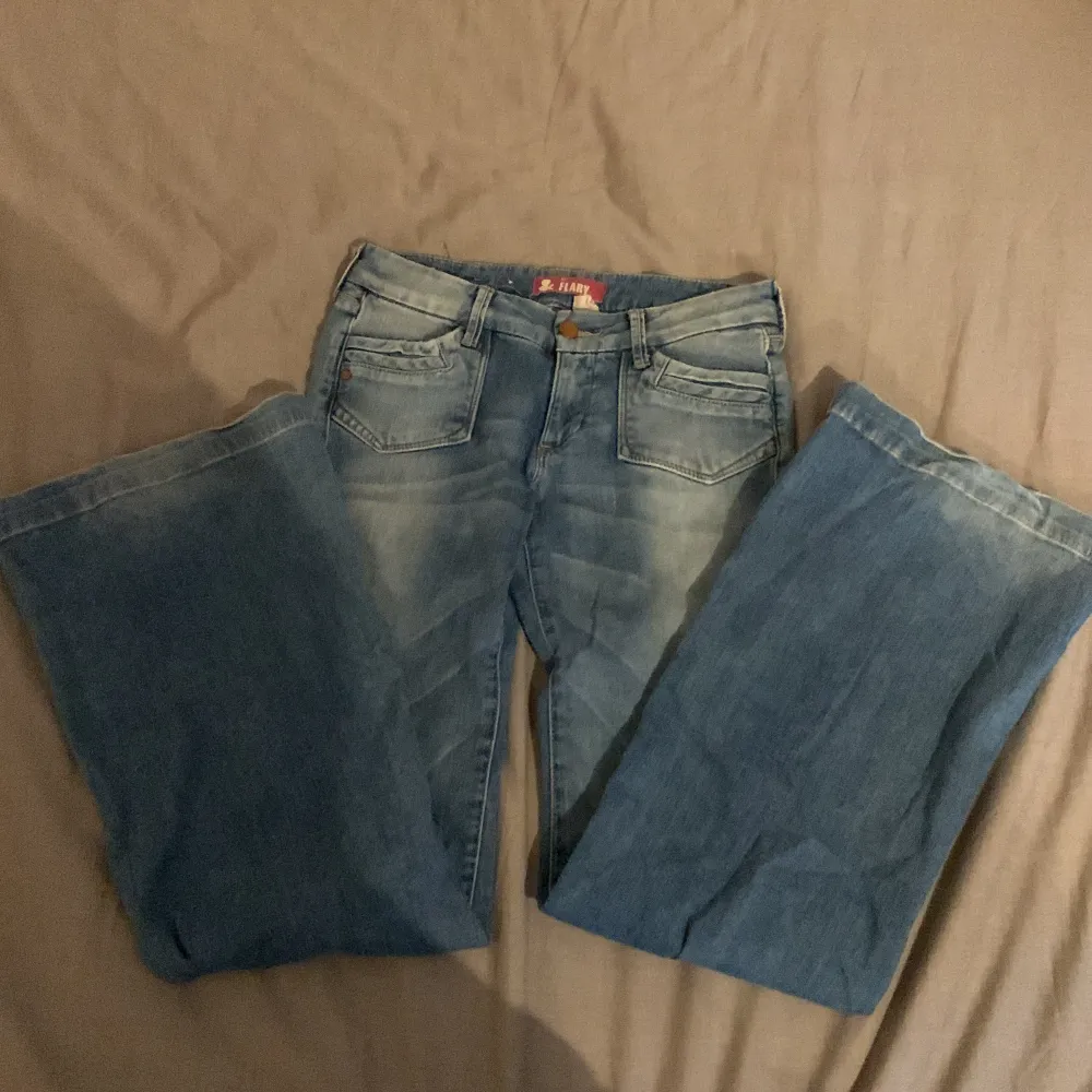 Ett par lågmidjade jeans med snygga fickor!! Midjemått: 74,5 Innerbenslängd: 82   Midjemått: 74,5 Innerbenslängd: 82. Jeans & Byxor.