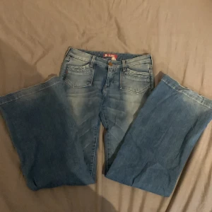 Lågmidjade Jeans från HM - Ett par lågmidjade jeans med snygga fickor!! Midjemått: 74,5 Innerbenslängd: 82   Midjemått: 74,5 Innerbenslängd: 82