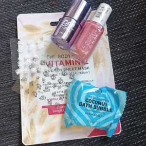 Produkter  - En ansiktsmask feån the body shop "vitamine Quench sheet mask" en badbomb som också är från the body shop i doften coconut bath bubble 28g och två nagellack ett lila från glam om det heter så och ett rosa från expressie och den rosa är 10ml och lila 8ml
