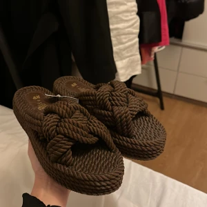 Tofflor  - Super fina tofflor från h&m med prislapp på! Aldrig använt. Har dem i svart och dem är rätt sköna att gå i. 