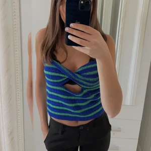 Randig topp - Säljer min fina randiga offshoulder topp då den aldrig kommit till användning, den är lite stor på mig då jag vanligtvis är en xs så jag skulle tro att den passar perfekt till dom som har storlek S, den är i fint skick!💞 köparen står för frakten☺️