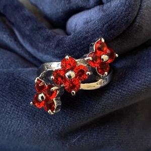 Ring  - Vacker ring med tre röda blommor 