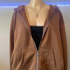 Brun zip-up hoodie i storlek L, skönt material o ganska varm