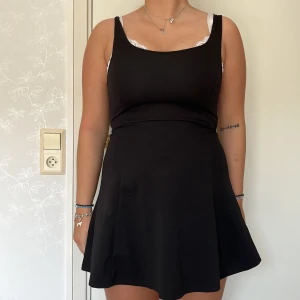 Svart tajt klänning  - Svart klänning 