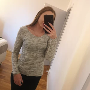 Grå tröja  - Grå tröja med djup rygg 