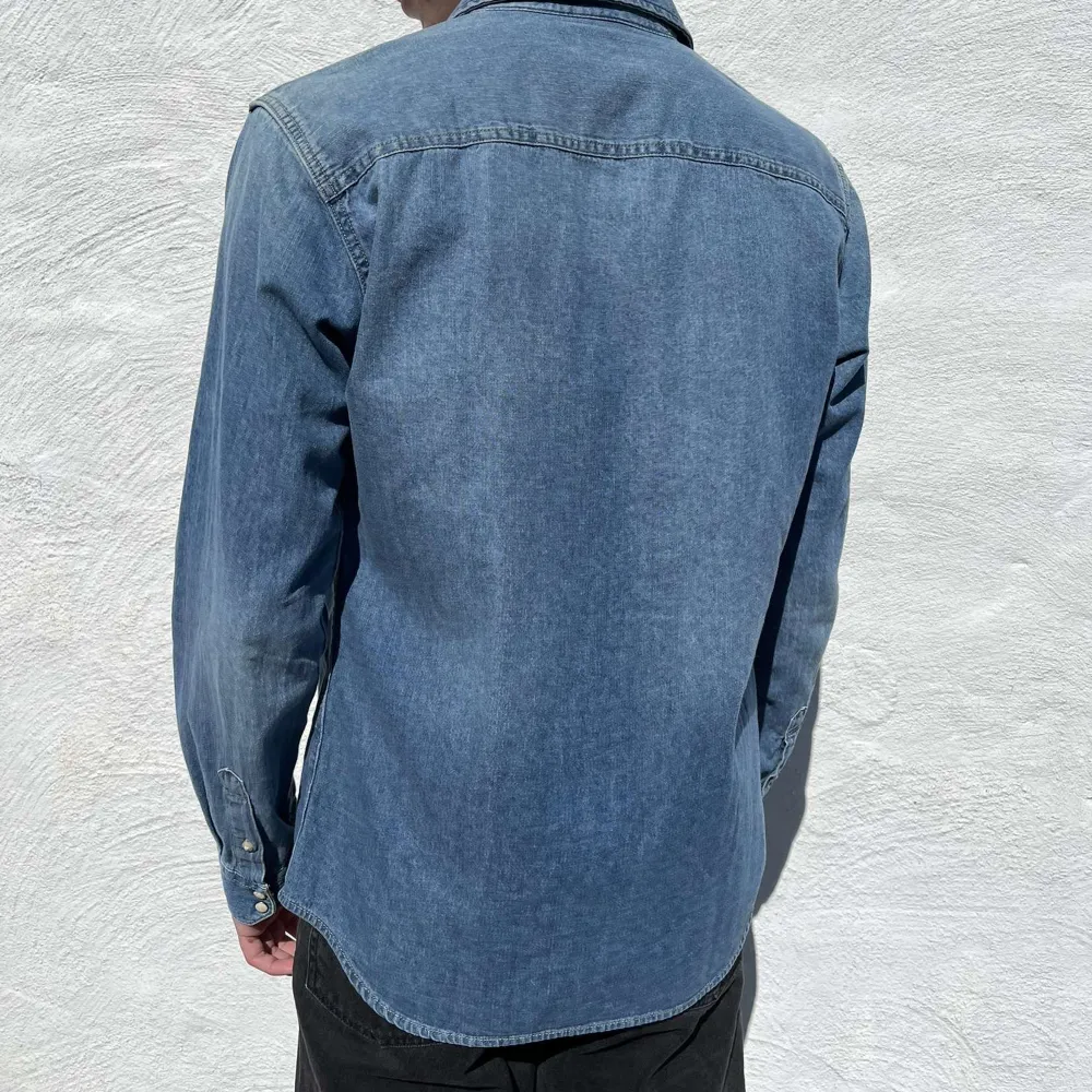 En jeansblå overshirt från jack&jones i storlek M. Helt oanvänd, nytt skick. Nytt pris ca 400kr.. Skjortor.