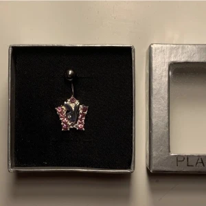 Playboy navelpiercing - Säljer denna fina Playboy navelpiercing, aldrig använt