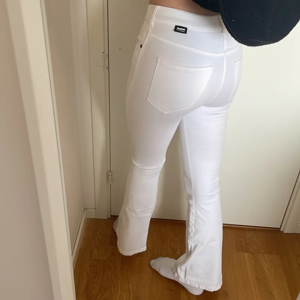 Ett till par bootcut jeans i en krit vit färg. (Det bästa är att de inte är genomskinliga).🥰  Säljer pga att de är något för korta då modellen är en storlek kortare än de i mörkblått. Nypris: 600kr. Jeans & Byxor.