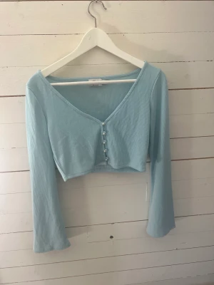 Blå stickad tröja  - Aldrig använd superfin topp från Hanna Schönbergs kollektion med NA-KD. Storlek S men passar också bra på XS 