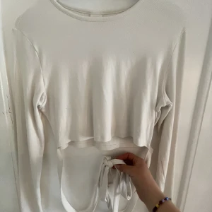 Croppad långärmad - Croppad långärmad med knytning nertill, Använt 2 gånger.