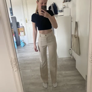 kostymbyxor  - krämvita kostymbyxor i fint skick, säljes då den inte används, passar mig som är ca 174 skulle även passa någon som är längre