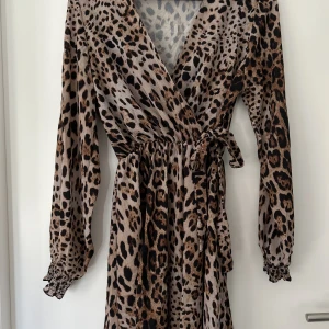Leopardklänning - Klänning