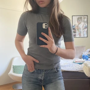 Tröja med polo - Säljer min gråa fint stickade tröja från Mango  Höjd (hals till botten) - 57 cm Bredd - 38 cm Armlängd - 23 cm