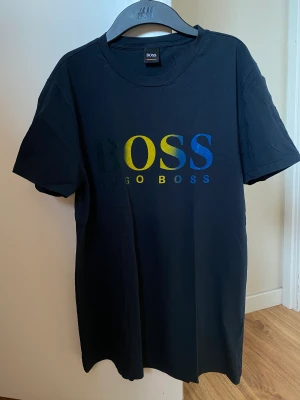 Hugo Boss T-shirt - Snygg enkel Boss T-shirt som ej används längre. (sparsamt använd) cond 9/10