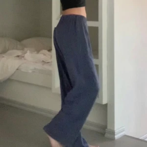 brandy mjukisbyxor - mörkblå mjukisbyxor från brandy melville 💘kontakta mig vid intresse eller för fler bilder