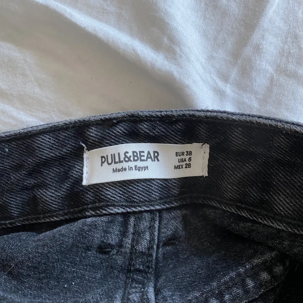 Snygga svarta jeans från pull & bear! Säljer på grund av att de inte  kommer till användning (skulle säga att de passar på 36 oxå) . Jeans & Byxor.