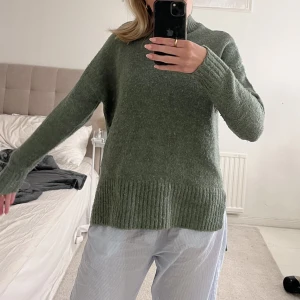 Stickad tröja - Säljer nu denna jättefina stickade tröja från Vero Moda då den inte kommer till användning längre, superfin till sommaren.