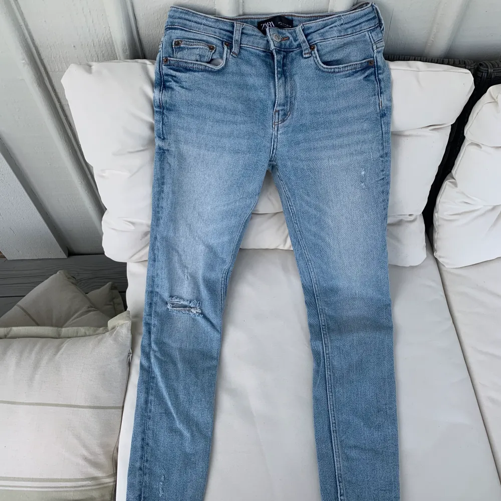 Jeans i storlek 36 från Zara. I gott skick✨ . Jeans & Byxor.