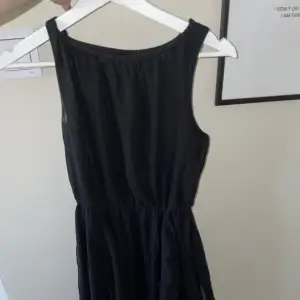 En svart klänning