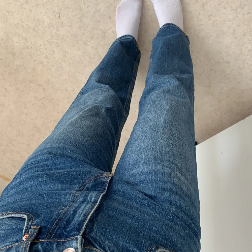 Jättefina byxor, jag är 160cm och byxorna passar perfekt . Jeans & Byxor.