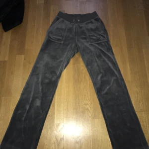 juicy couture byxor - säljer mina gråa juicy byxor, bra skick förutom att de saknas snören där fram