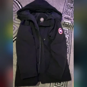 Canada Goose - Säljer min Canada Goose I storlek M men jackan sitter som S .finns i Borlänge. tar endast Swish 3000