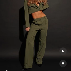 SVARTA Kostymbyxor  - Säljer mina svarta kostymbyxor, samma modell som på bilden fast i svart💗 