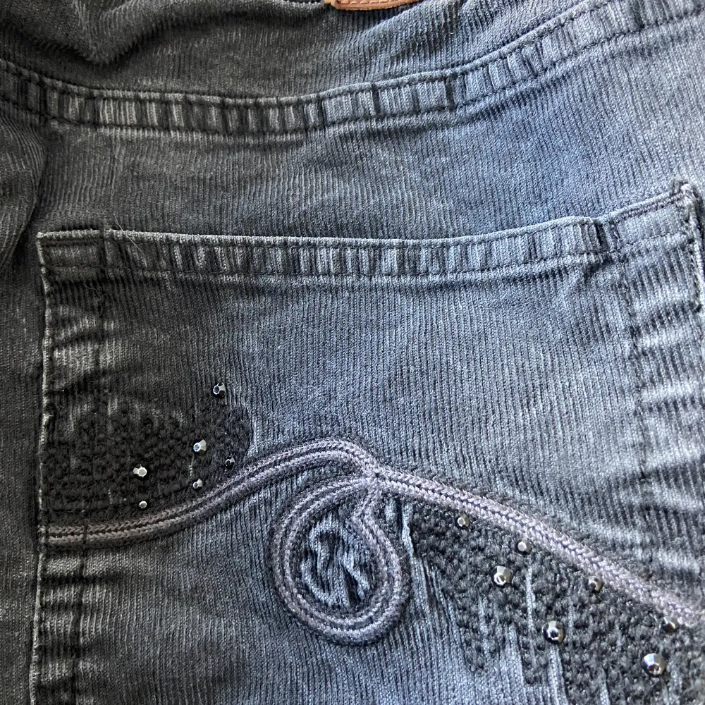 Superfina manchesterbyxor i högst oklar storlek, men passar mig som brukar ha M och är 167 cm :) najs detaljer på fickorna. Jeans & Byxor.