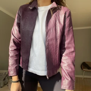 Bikerjacka  - Supersnygg lila bikerjacka i skinninimitation. Storlek S/M. 
