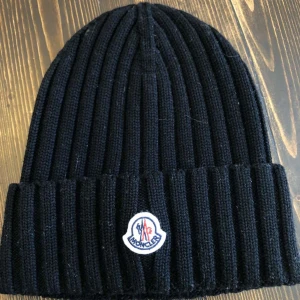 Moncler mössa - Helt oanvänd svart moncler mössa. Har tyvärr inget kvitto men man kan scanna och se att den är äkta. Fick i julklapp och har inte kommit till användning. Vill bara bli av med den, därav priset.