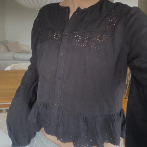 Blus - Säljer denna söta blusen från zara! Säljer då jag inte fått någon användning av den så den är i nyskick💗🙏🏻Är i storlek M men passar även en S
