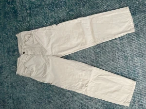 Cargobyxor Urban Outfitters - Ljusbeiga cargobyxor från Urban Outfitters (BDG). Använda bara ett par gånger så felfritt skick. Hör gärna av dig om du är intresserad.