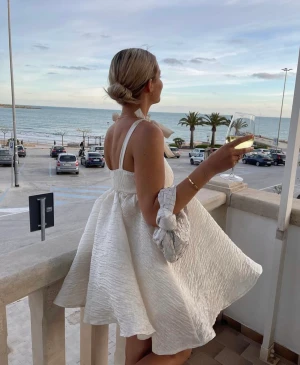 Stundent klänning  - Säljer min underbara klänning från Lojsan Wallins kollektion med NA-KD, perfekt på stundenten eller till midsommar!  Endast använd en gång🌸