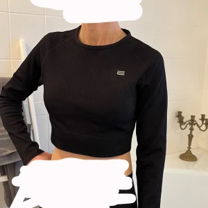 Träningstopp - Säljer min helt nya långärmade träningstopp då den är lite stor på mig💕 Ribbat material, aldrig använd! Rätt liten i storlek🌸