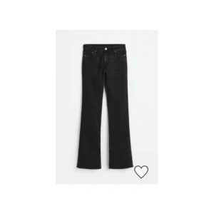 Svarta bootcut jeans - Favvo jeansen från hm är försmå. Midwaist och bootcut. Köptes för 300. Inga slitnader💕