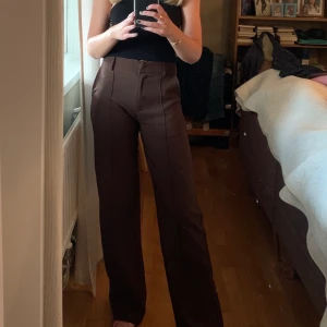 Bruna kostymbyxor  - Säljer dessa supersnygga kostymbyxor från Venderbys. Strl xs