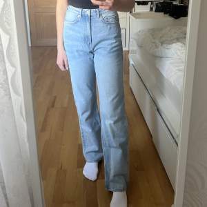 Nya! Oanvända jeans från Weekday. Högmidjade, raka. Modellen heter Rowe och storleken är W27, L32. Passar ca S/M.  Pris kan diskuteras!
