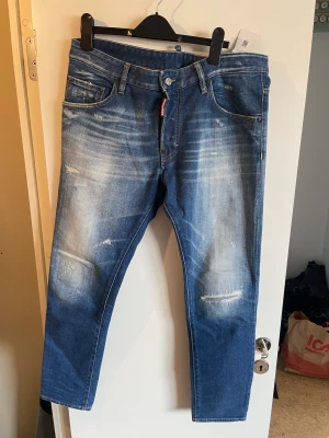 Dsquared 2 jeans ljusblå jeans äkta kvitto finns size 50 - Skick: 9/10 Storlek: 50 Ord.pris 3000kr kvitto finns Säljs för att jag tömmer garderoben och behöver inte dessa!