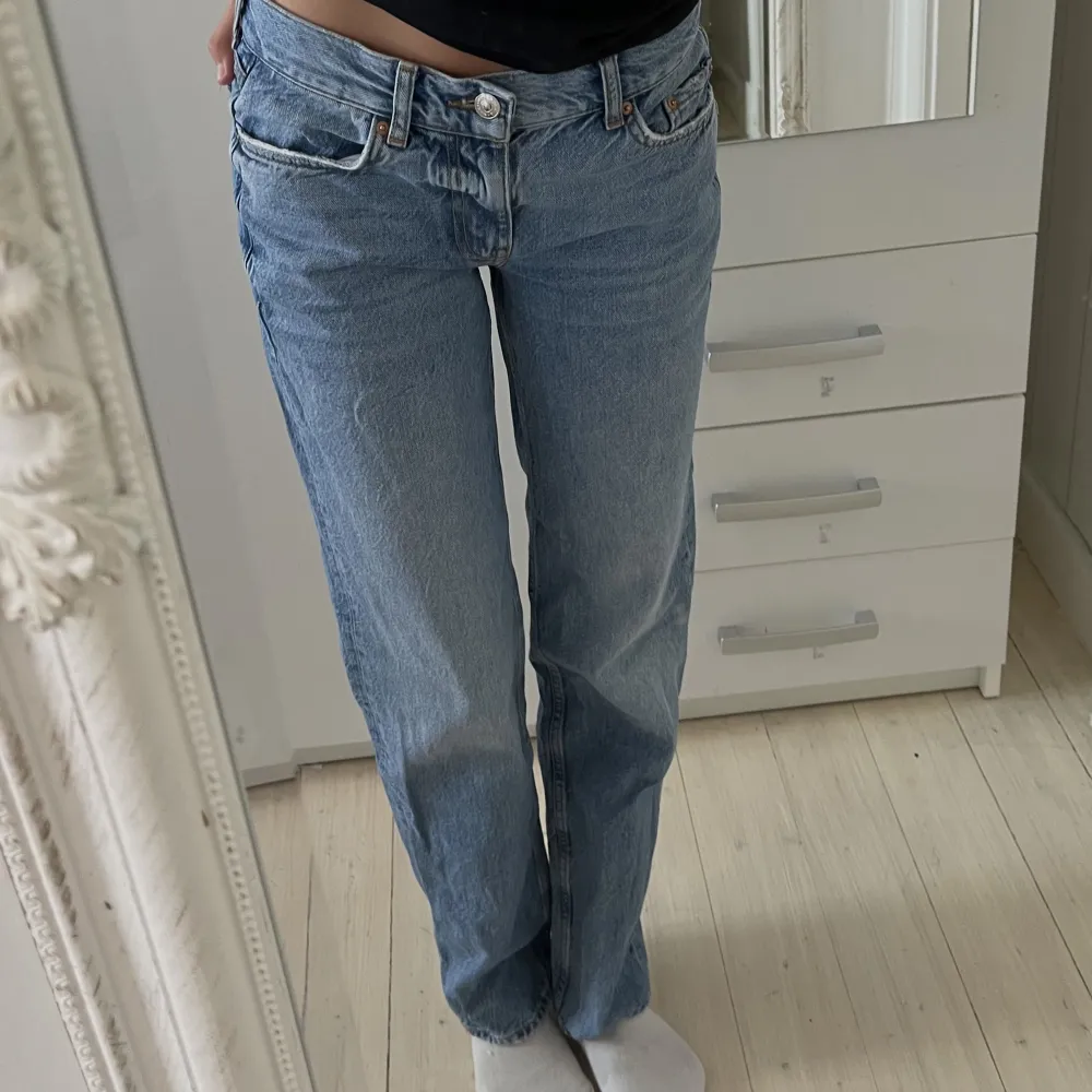 Säljer mina blåa lågmidjade jeans då dom inte kommer till användning längre, de är i fint skick!💞 köparen står för frakt☺️. Jeans & Byxor.