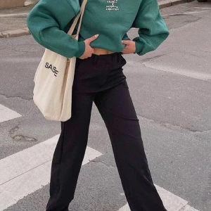 Byxor från Madlady  - Snygga raka, lågmidjade byxor ifrån Madlady. Byxorna har knappar i midjan som gör att storleken kan anpassas. Slutsålda på hemsidan 💕 