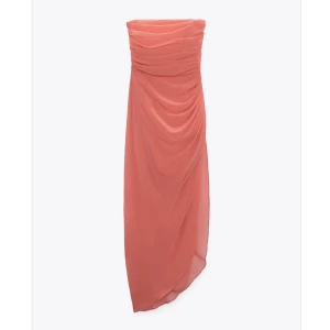 Zara klänning i tyll - korsett inspirerad  - Superfin klänning från zara som inte passade mig och jag glömde lämna tillbaka. Fin rosa/peach färg, draperat tyg som faller vackert. Den är axelbandslös och korsett/bustier form. REF. 8662/742