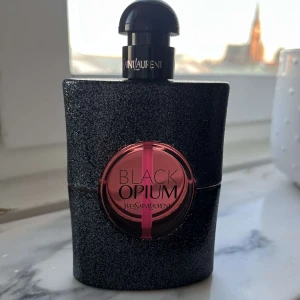YSL black opium neon - Använd vid några tillfällen, näst intill oanvänd. Nypris: drygt 1000kr