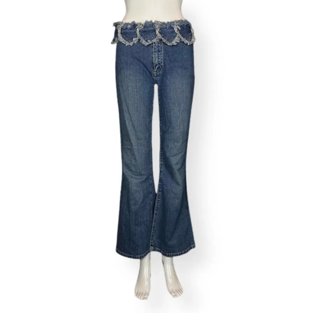 Y2K mid-rise flare jeans. Köptes på plick för några år sen. Fel syns på sista bilden. Från märket One By One, märkt som storlek 164. 95% bomull & 5% elastan. ⚠️Måtten liggandes:  Midja (precis under naveln) 37cm & Innerbenslängd 73cm. Jeans & Byxor.