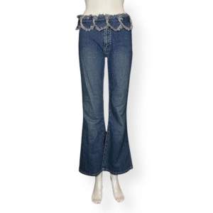 Y2K mid-rise flare jeans. Köptes på plick för några år sen. Fel syns på sista bilden. Från märket One By One, märkt som storlek 164. 95% bomull & 5% elastan. ⚠️Måtten liggandes:  Midja (precis under naveln) 37cm & Innerbenslängd 73cm