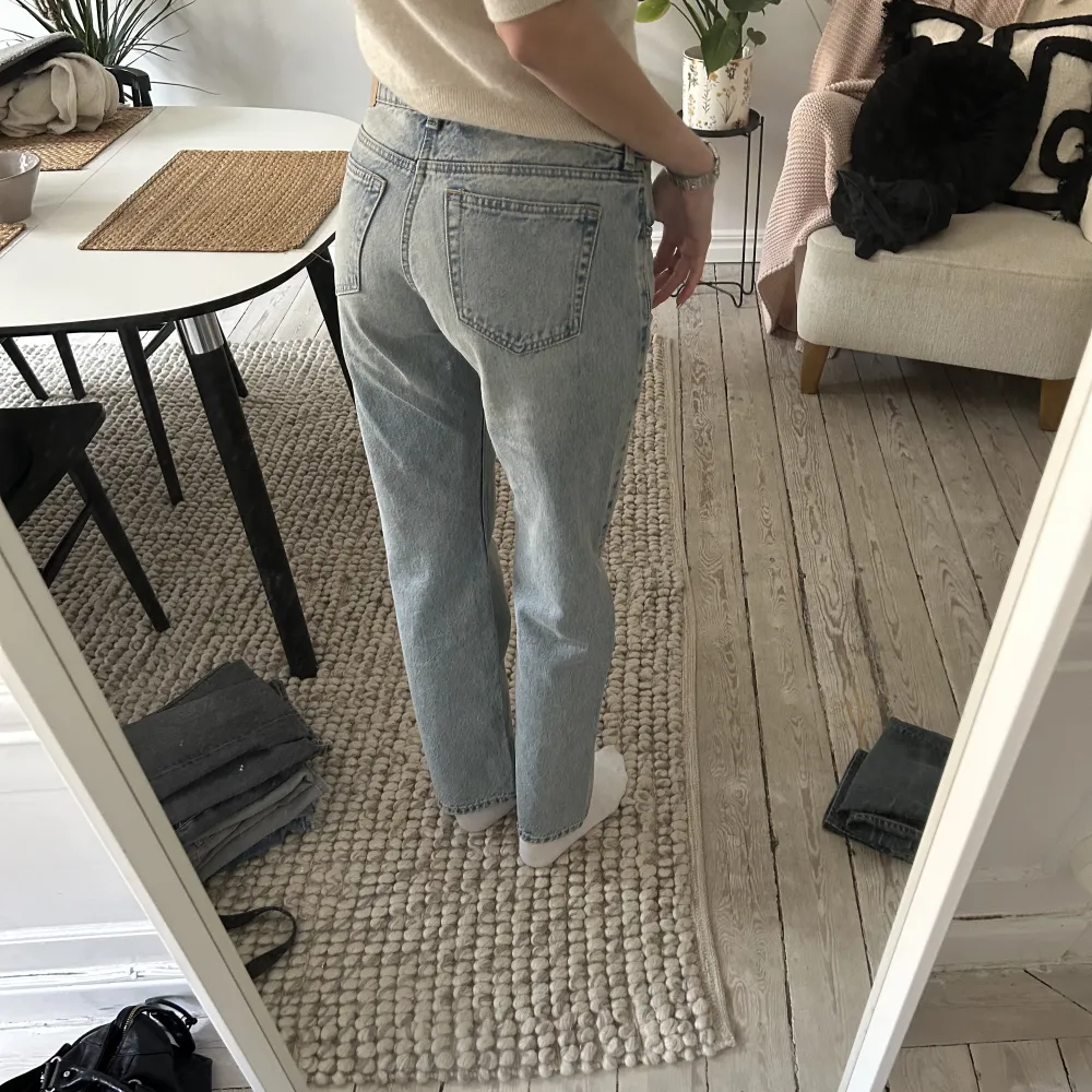 så snygga zara jeans i en rak modell och lågmidjade! storlek 36/38 . Jeans & Byxor.