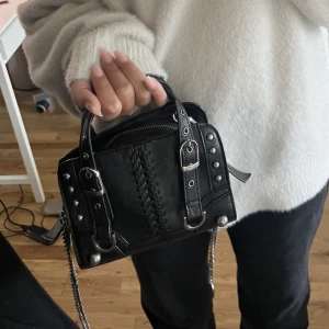 Zara väska - Säljer denna jättesöta axelväska från Zara 🤍 har ej kommit till användning så perfekt skick! Ett avtagbart axelband ingår 😇