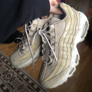 Nike air  - Säljer nu mina beiga Nike air då dom inte kommer till användning längre! Använt skick men ser ändå fina ut 