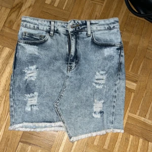 jeans kjol - använda en gång, säljer då de är försmå för mig 🤍